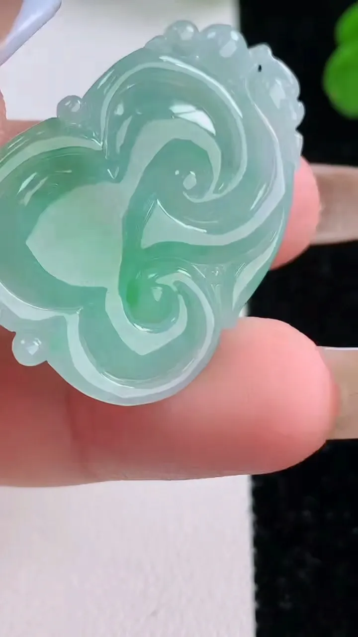 天然A货翡翠如意吊坠，尺寸34.3-24.5-4.9，重量:7.70g
11月17日