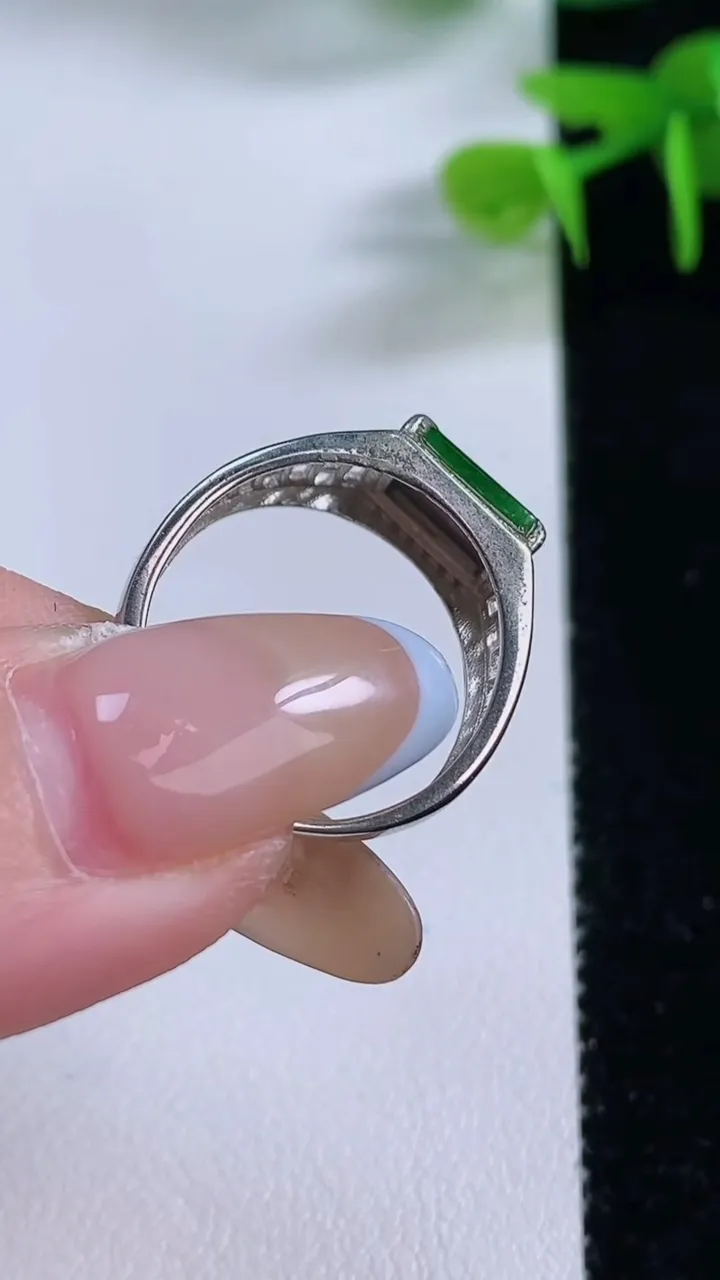 天然A货翡翠马鞍戒指，尺寸7.5-6.8，重:2.06g2025年11月17日
工厂直销收藏佳品,种好水足，色泽均匀，有种有色，上手高大气！