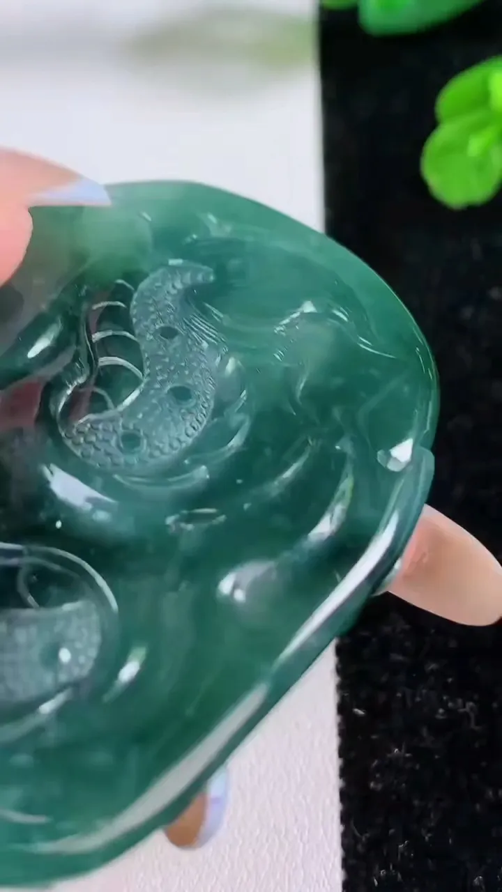 天然A货翡翠蓝水祥龙观音菩萨吊坠，尺寸63.7-47.5-7，重量:40.00g
11月17日