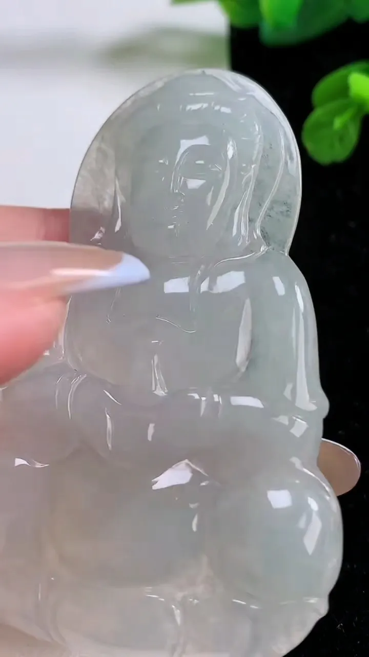 天然A货翡翠观音菩萨吊坠，尺寸72.7-46.8-5.6，重量:32.23g
11月17日