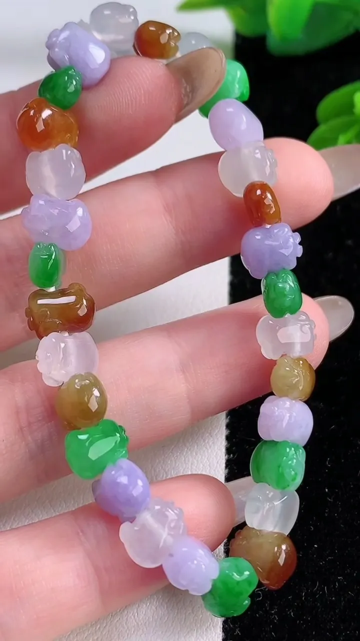 天然A货翡翠三彩生肖猪手串，尺寸8.6-5.9-5.5-30颗，重量:14.61g11月17日
工厂直销收藏佳品,种好水足，色泽均匀，有种有色，上手高大气！