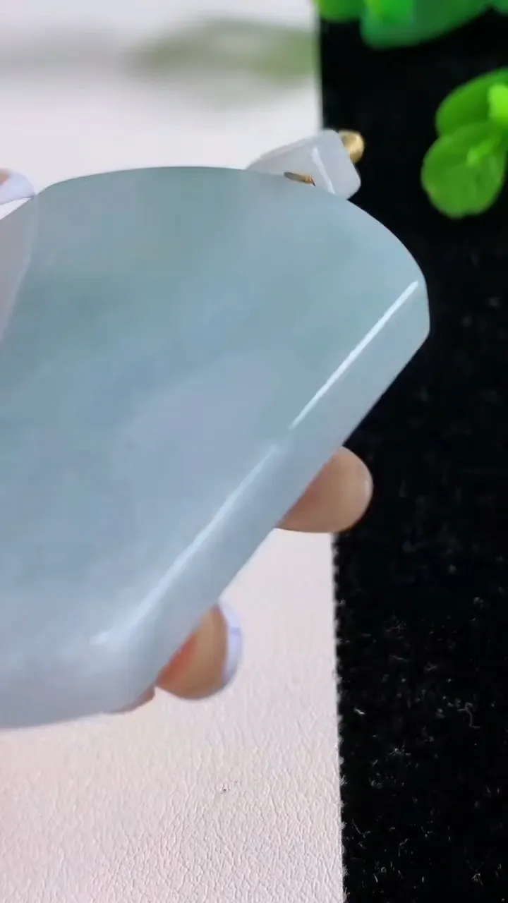 天然A货翡翠无事牌吊坠，尺寸54.8-41.2-6.2，重量:42.80g
11月17日