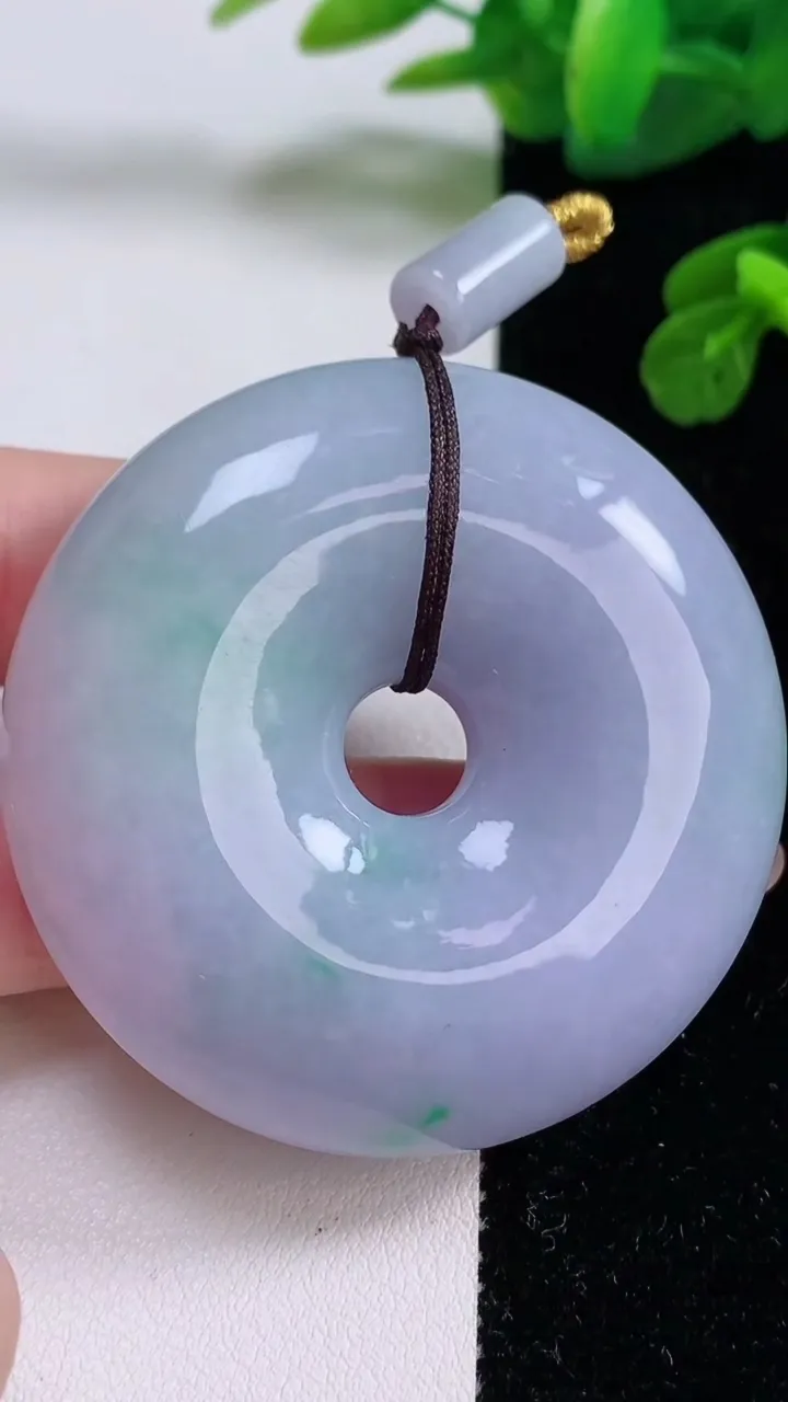 天然A货翡翠春带彩紫罗兰平安扣吊坠，尺寸52.7-14，重量:77.66g
11月17日