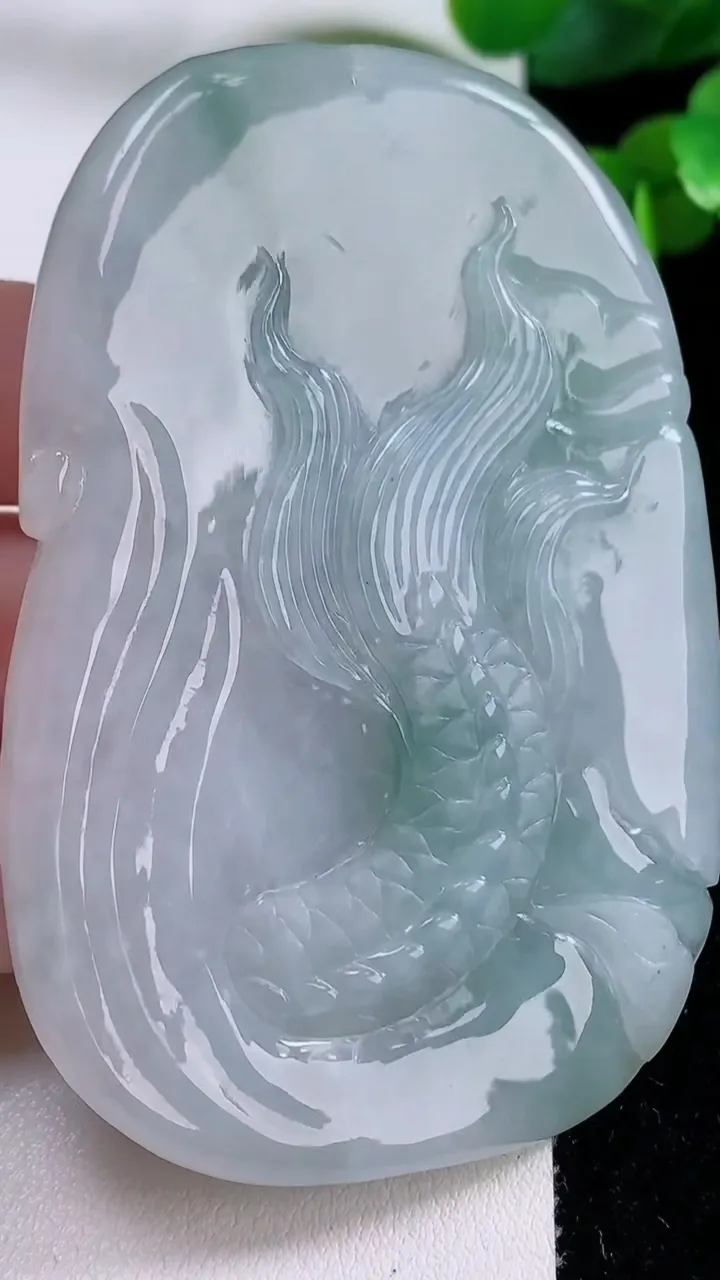 天然A货翡翠龙牌吊坠，尺寸75-50.5-13.5，重:86.00g
11月17日