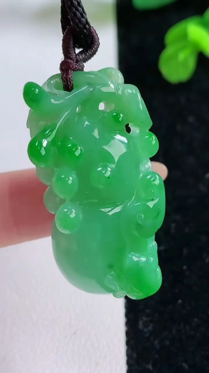 天然A货翡翠葫芦吊坠，尺寸38-20.4-12.8，重量:20.30g
11月17日
