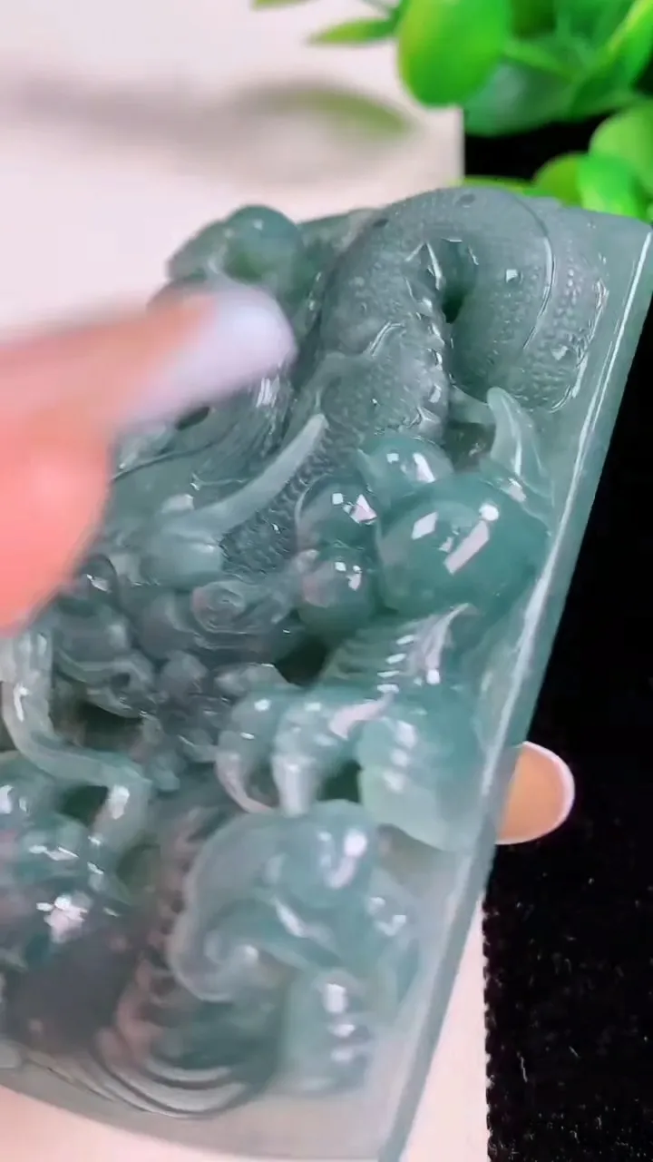 天然A货翡翠龙牌吊坠，尺寸77.4-48.1-14.7，重:104.82g
11月17日