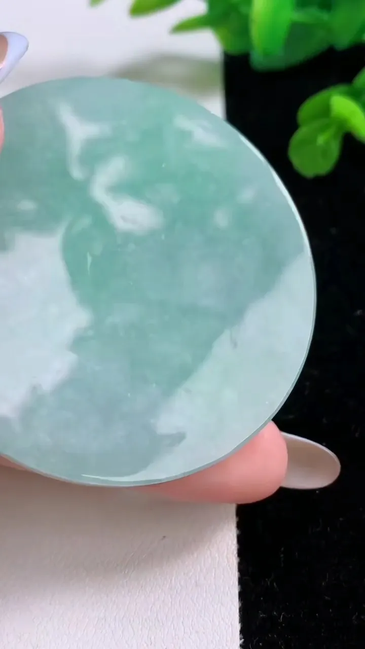 天然A货翡翠无事牌吊坠，尺寸56-5.9，重量:49.65g
11月17日