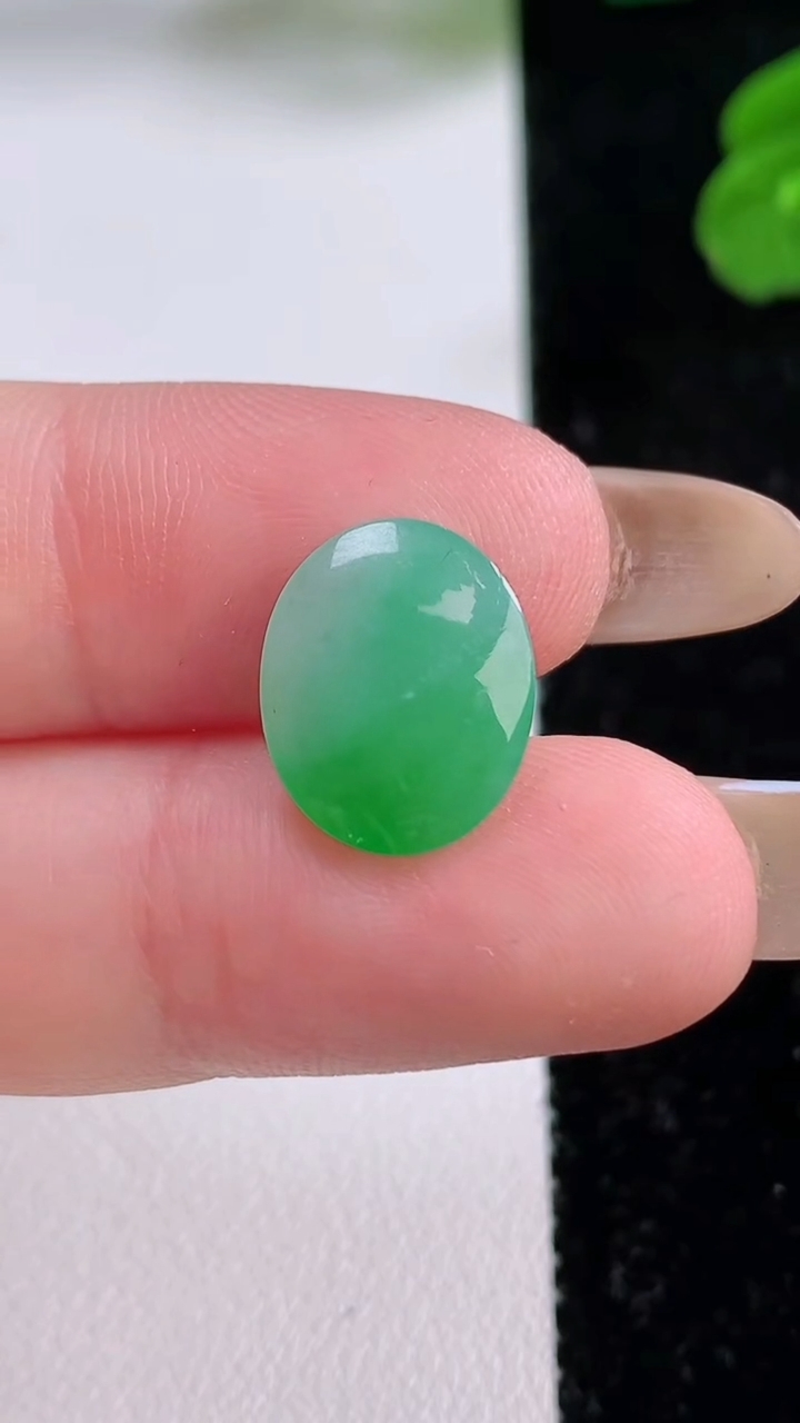 天然A货翡翠蛋面镶嵌件，尺寸13.3-11-5.2，重量:1.32g
11月17日