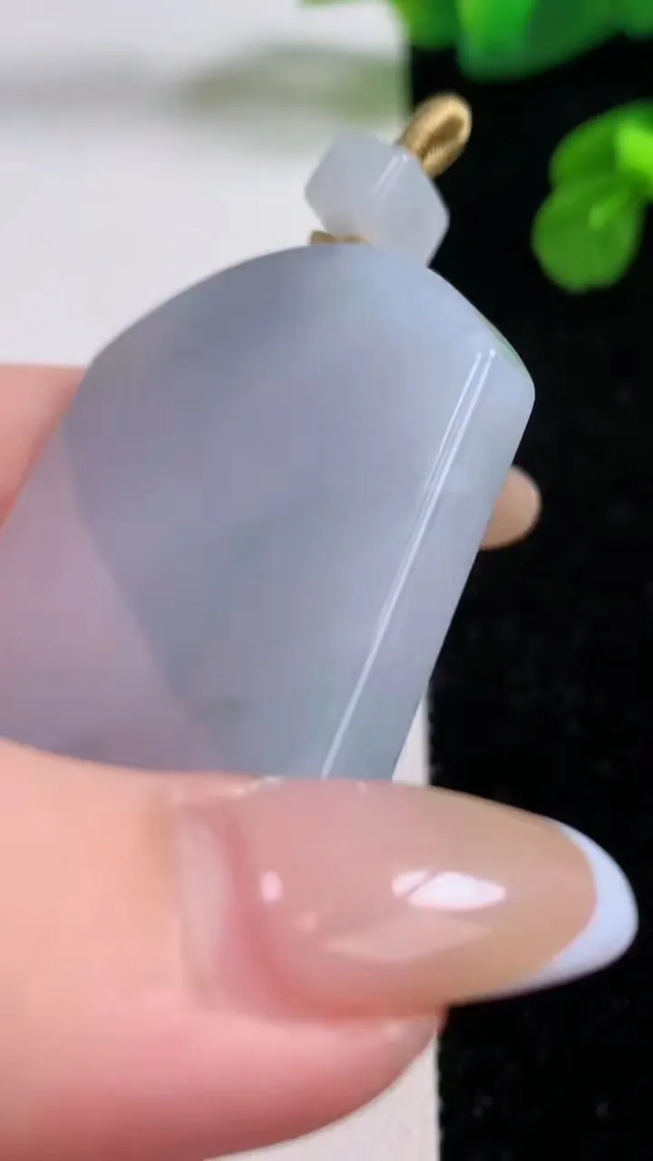 天然A货翡翠飘花无事牌吊坠，尺寸64.5-41.5-5.4，重量:36.89g
11月17日