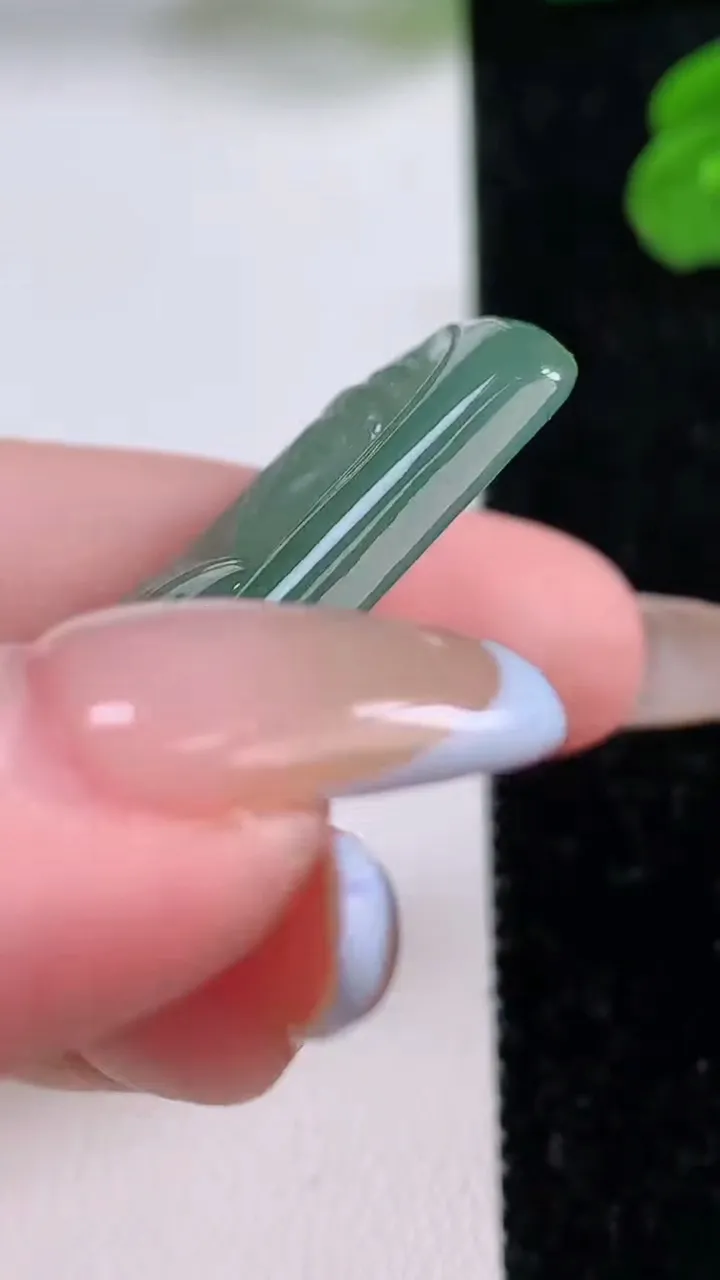 天然A货翡翠大日如来吊坠，尺寸52.7-25.7-5.8，重量:16.86g
11月17日