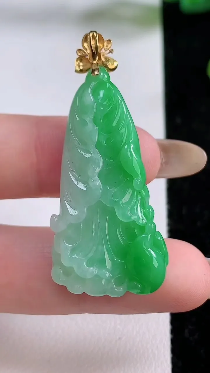 天然A货翡翠白菜吊坠，尺寸37.6-19.5-7，重量:9.81g
11月17日