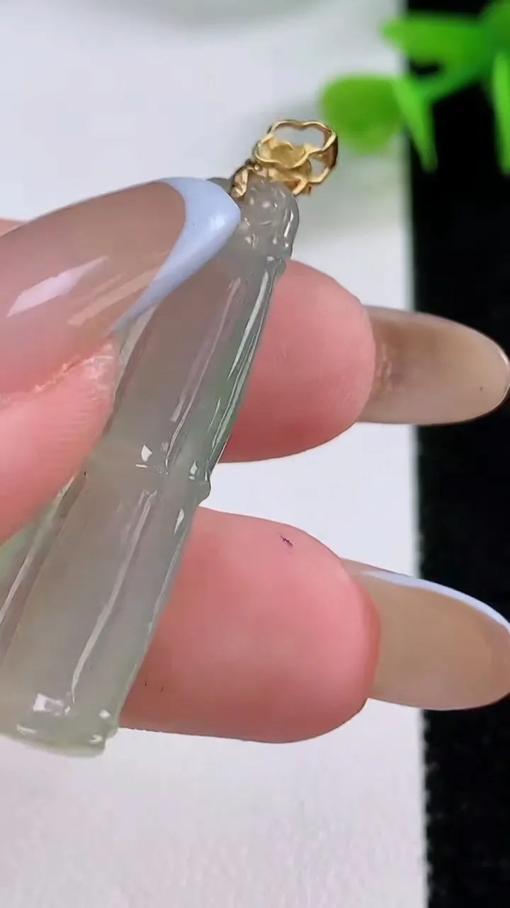 天然A货翡翠节节高升 竹节吊坠，尺寸43-11.3-4.6，重:3.83g
11月17日