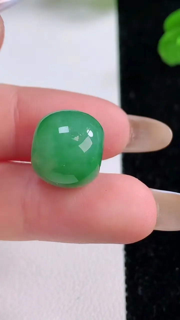 天然A货翡翠路路通吊坠，尺寸12.2-14，重量:5.02g
11月17日