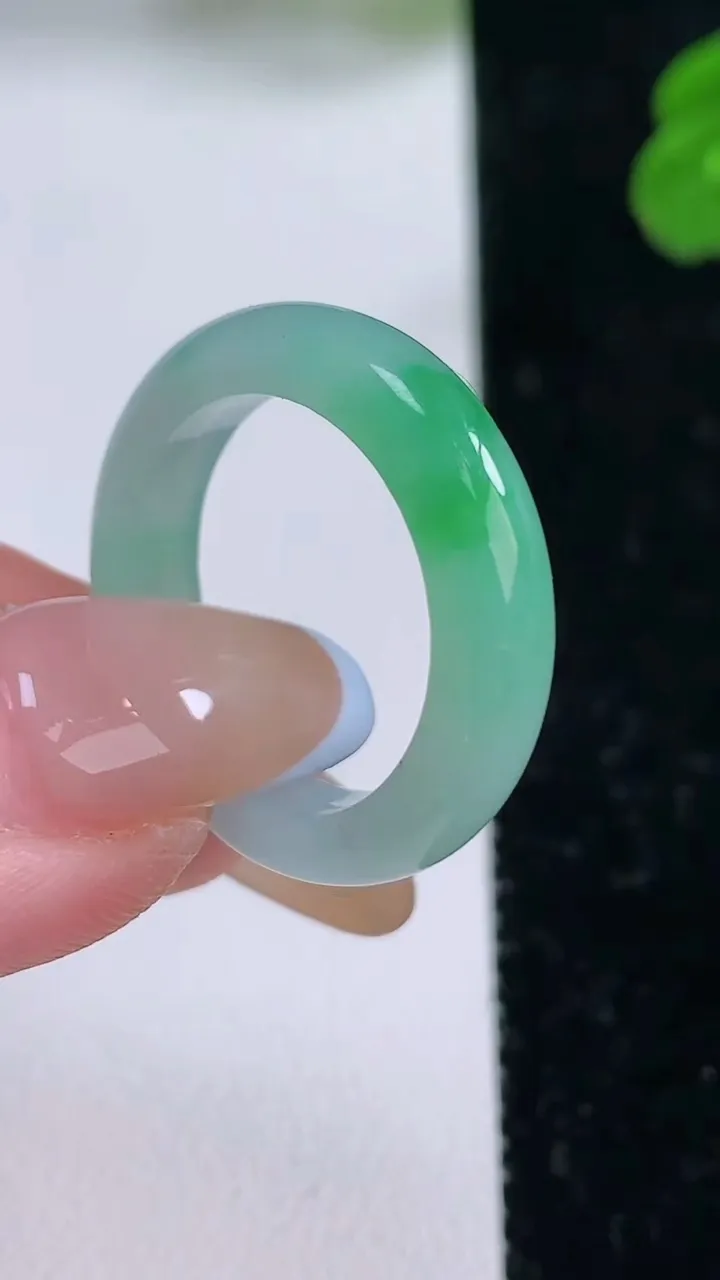 天然A货翡翠指环戒指，尺寸18.7-5-3.2，重量:3.83g2025年11月17日
工厂直销收藏