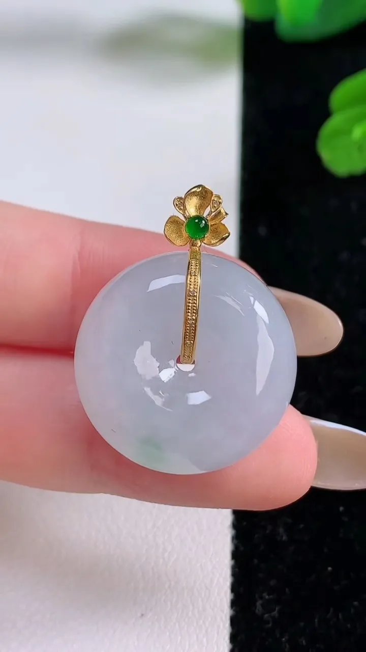 天然A货翡翠平安扣吊坠，尺寸23-10.6，重量:11.60g
11月17日