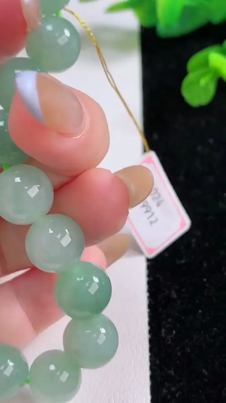 天然A货翡翠圆珠手串，尺寸10.6-18颗，重量:40.00g11月17日
工厂直销收藏佳品,种好水足，色泽均匀，有种有色，上手高大气！