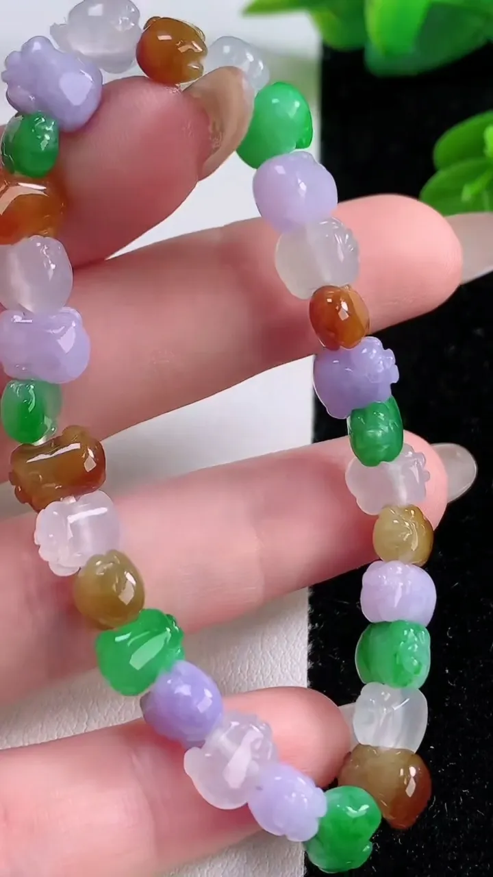 天然A货翡翠三彩生肖猪手串，尺寸8.6-5.9-5.5-30颗，重量:14.61g11月17日
工厂