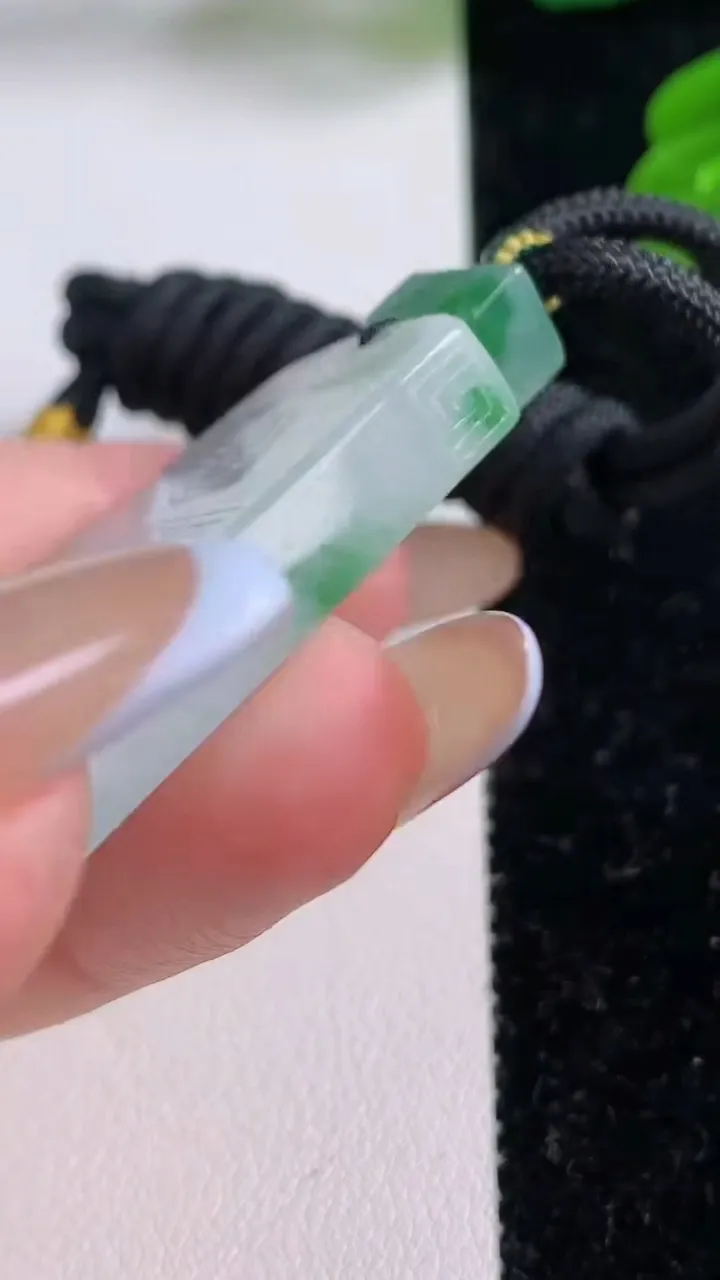 天然A货翡翠仿古无事牌吊坠，尺寸43.2-28.7-6.4，重量:26.66g
11月17日