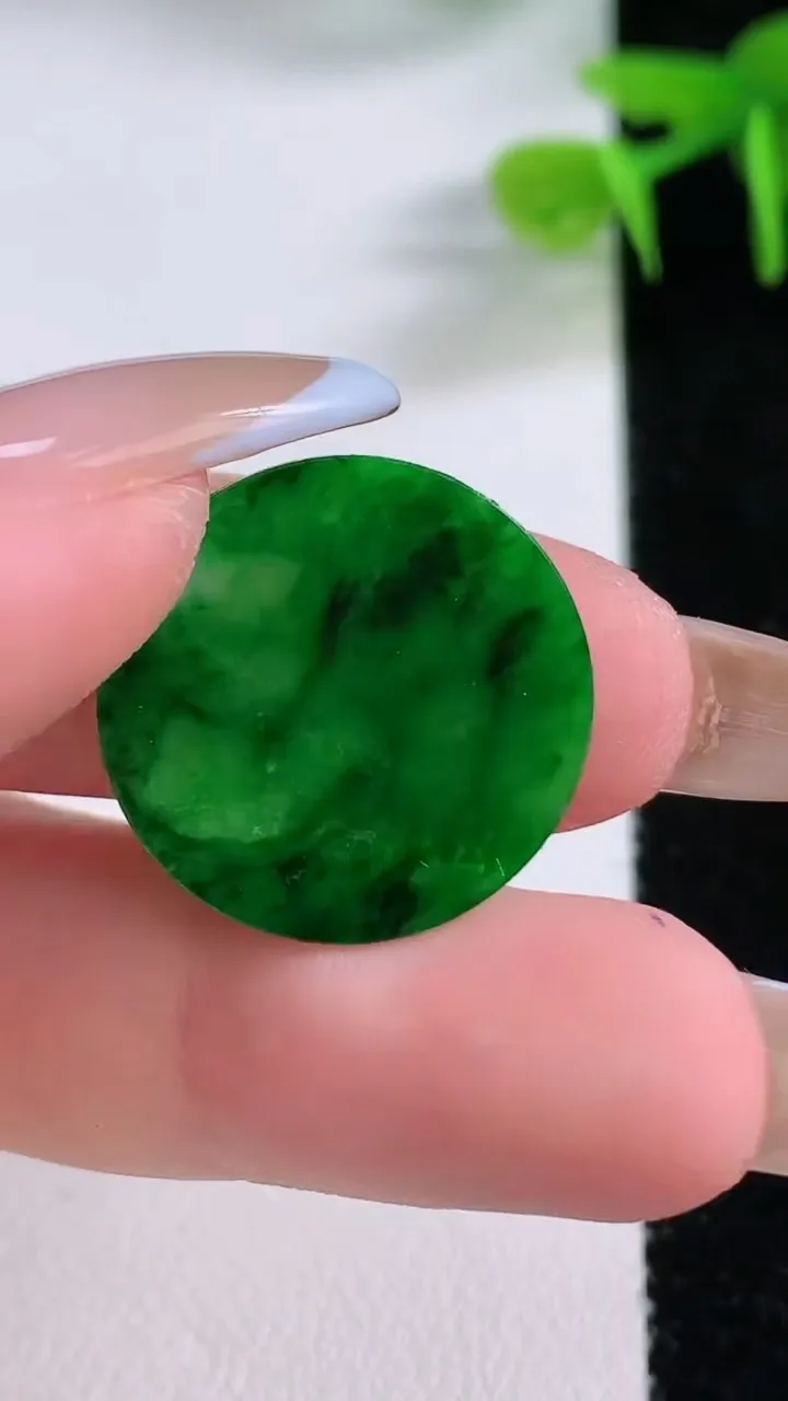 天然A货翡翠无事牌镶嵌件，尺寸25-1，重:1.04g
11月17日