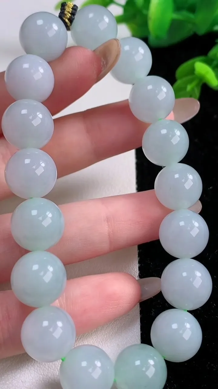 天然A货翡翠圆珠手串，尺寸12-17颗，重量:51.67g11月17日
工厂直销收藏佳品,种好水足，色泽均匀，有种有色，上手高大气！