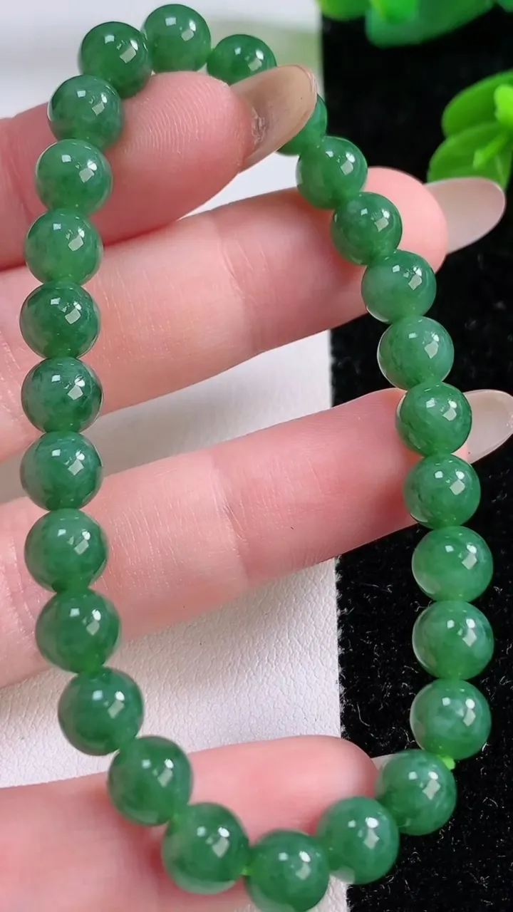 天然A货翡翠圆珠手串，尺寸6.8-27颗，重量:15.32g11月17日
工厂直销收藏佳品,种好水足，色泽均匀，有种有色，上手高大气！