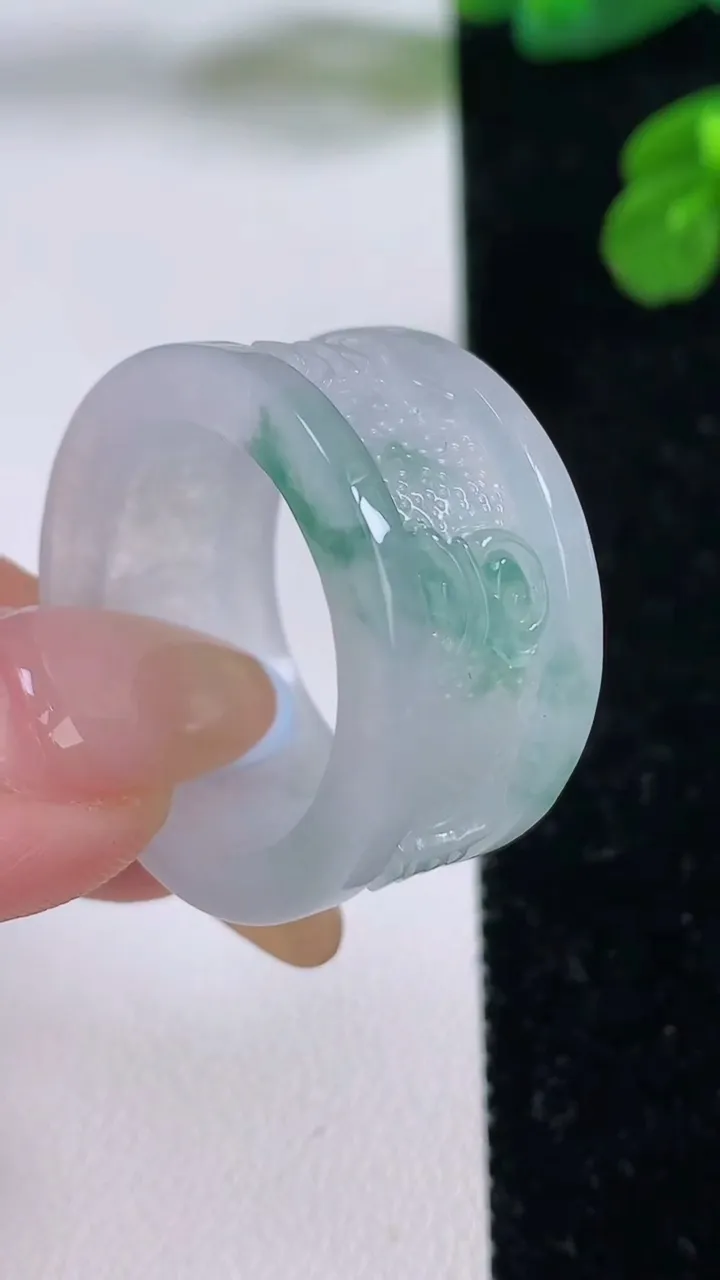 天然A货翡翠冰种飘花指环扳指，尺寸21.6-13.5-3.5，重量:10.70g2025年11月17日
工厂直销收藏佳品,种好水足，色泽均匀，有种有色，上手高大气！