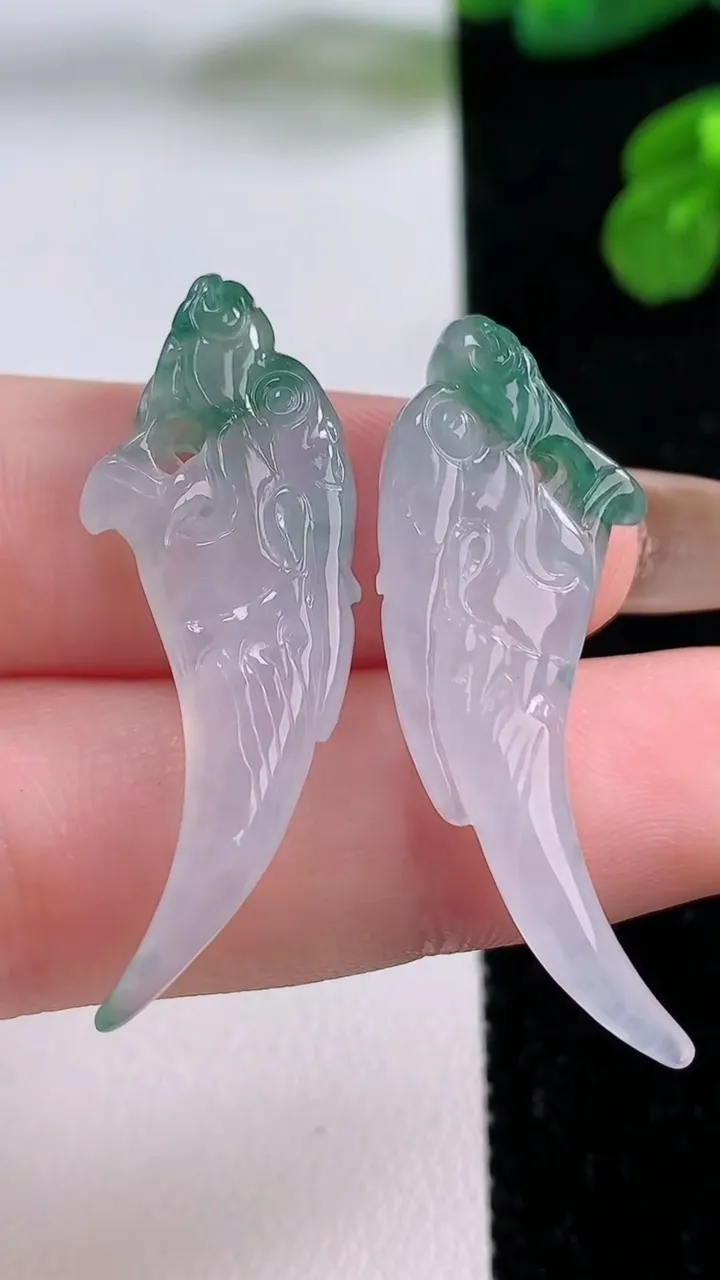 天然A货翡翠龙牙吊坠一对，尺寸37-13-4.3，重量:6.63g
11月17日
