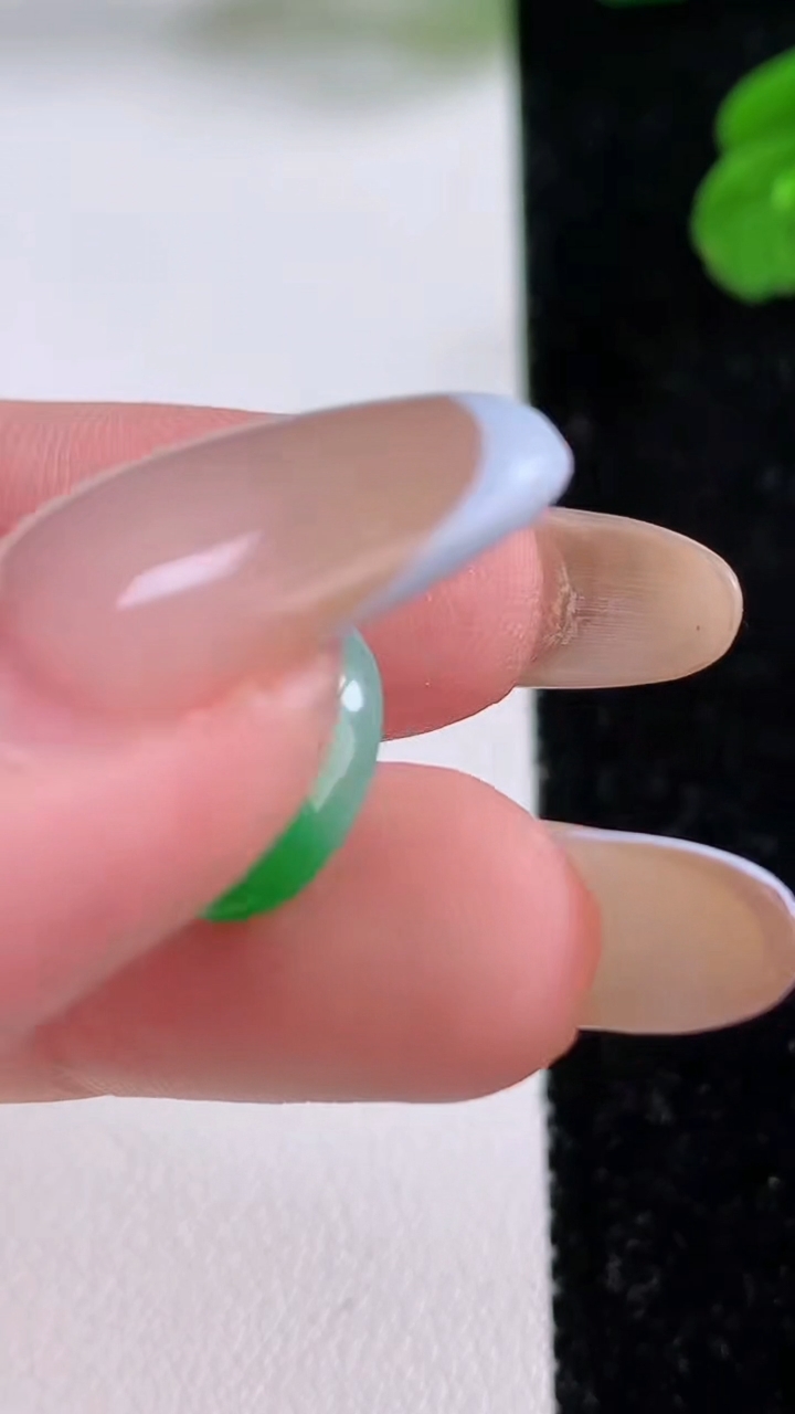 天然A货翡翠蛋面镶嵌件，尺寸13.3-11-5.2，重量:1.32g
11月17日