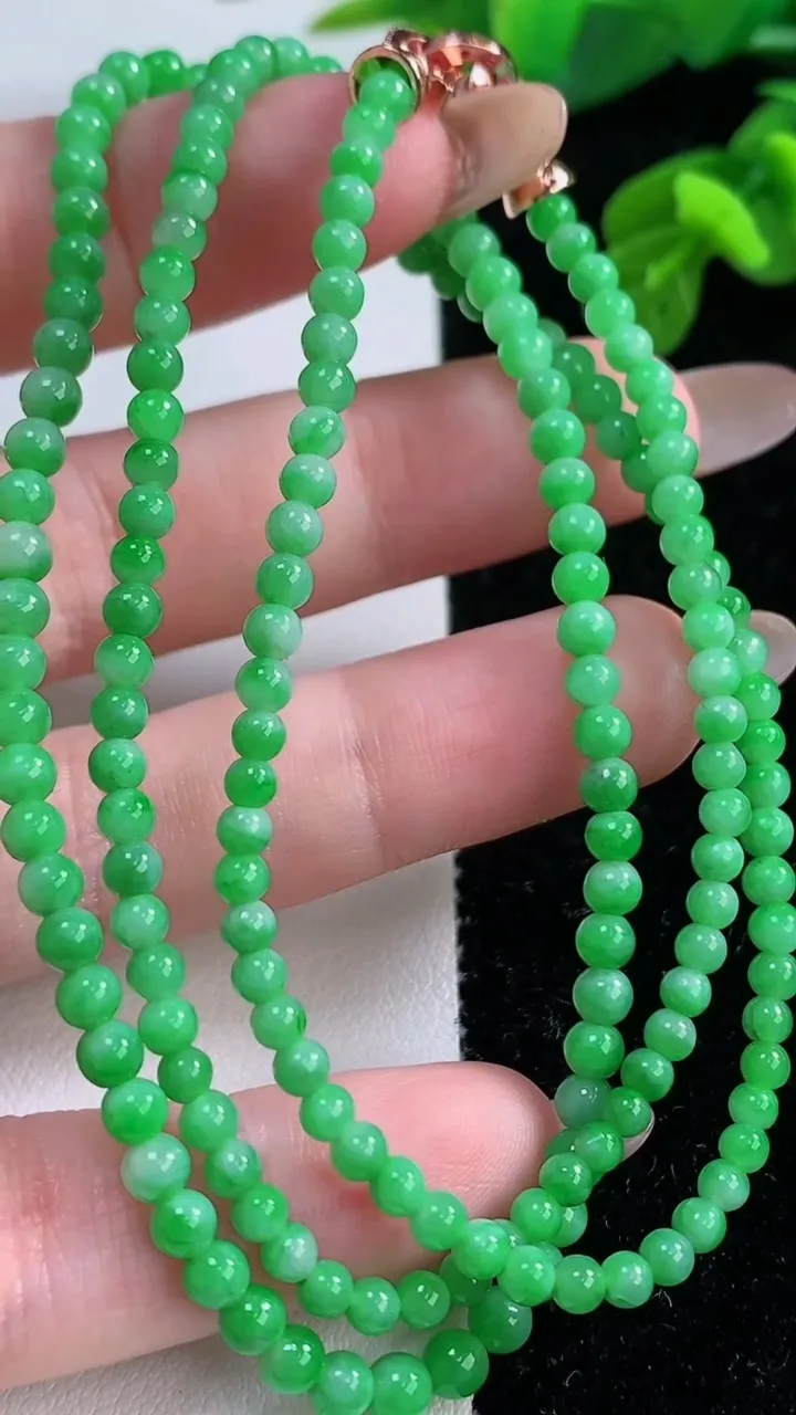 天然A货翡翠小米珠项链，尺寸3.2-183颗，重量:12.93g11月17日
工厂直销收藏佳品,种好水足，色泽均匀，有种有色，上手高大气！