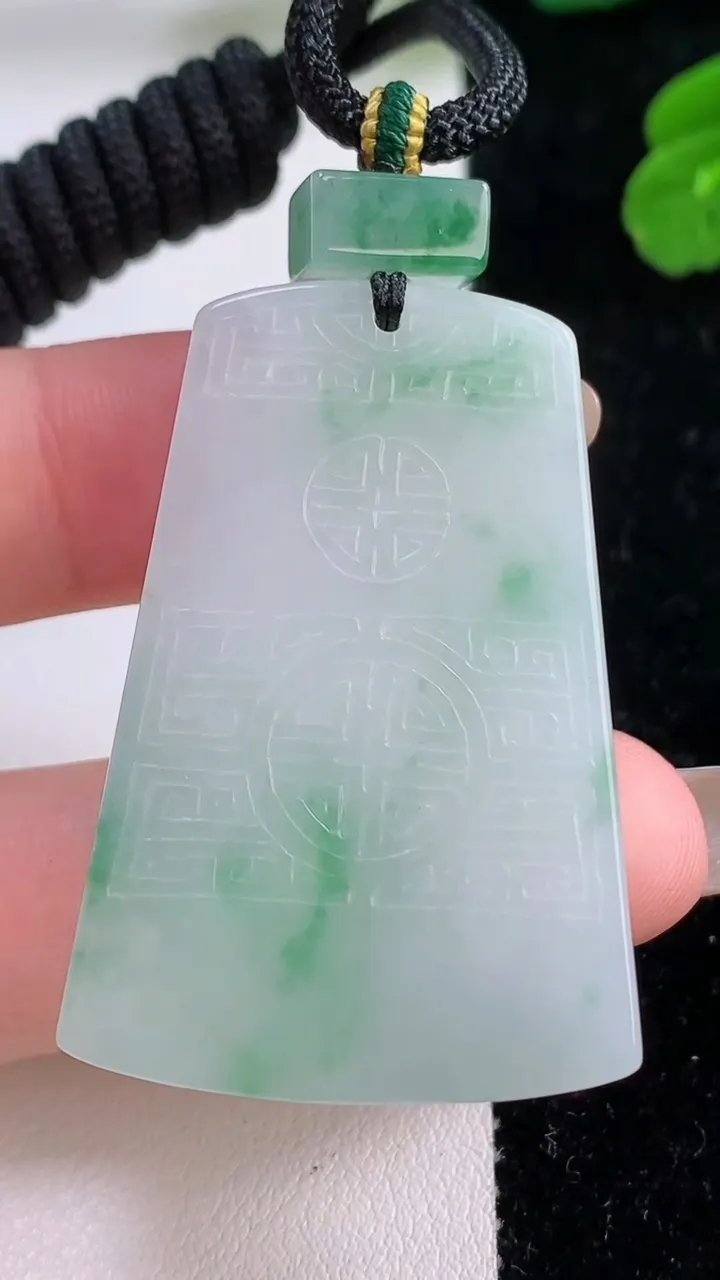 天然A货翡翠仿古无事牌吊坠，尺寸43.2-28.7-6.4，重量:26.66g
11月17日