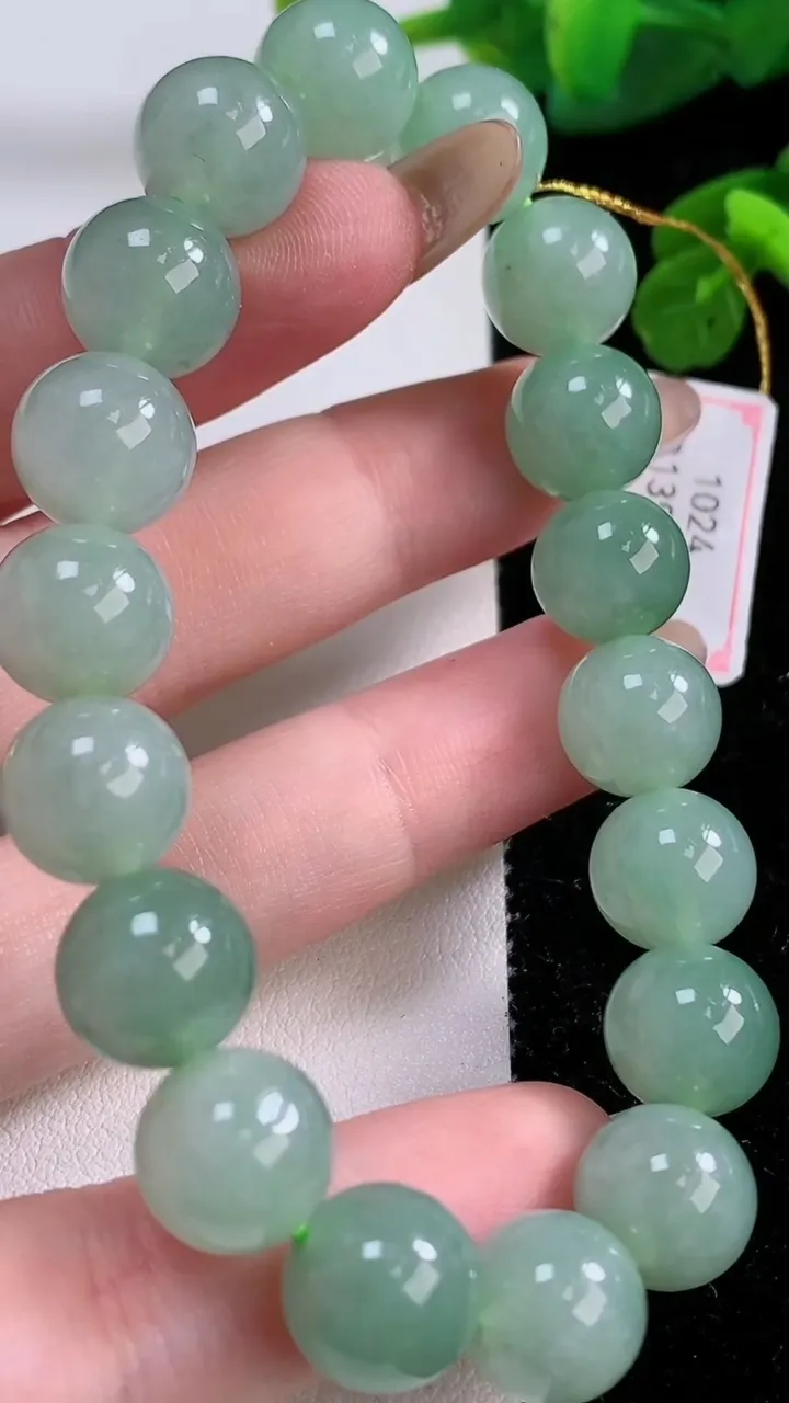 天然A货翡翠圆珠手串，尺寸10.6-18颗，重量:40.00g11月17日
工厂直销收藏佳品,种好水足，色泽均匀，有种有色，上手高大气！