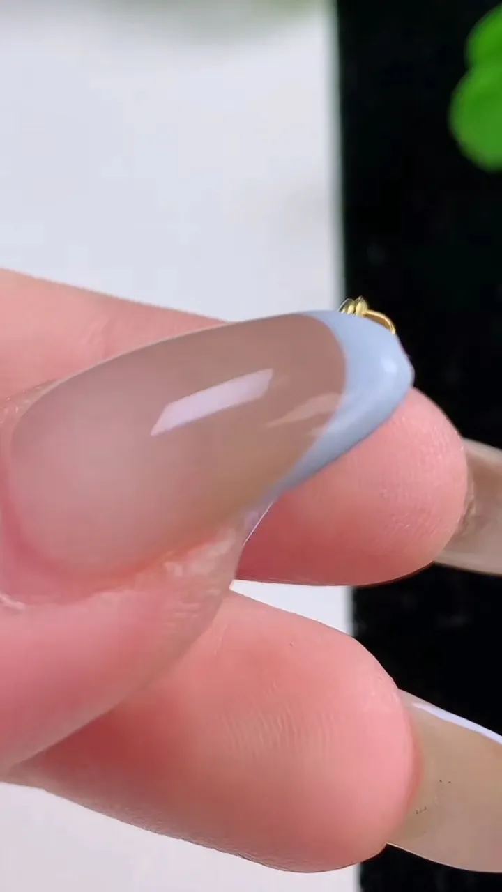 天然A货翡翠种白冰福豆吊坠，尺寸18.6-8.8-4.3，重量:1.31g
11月17日