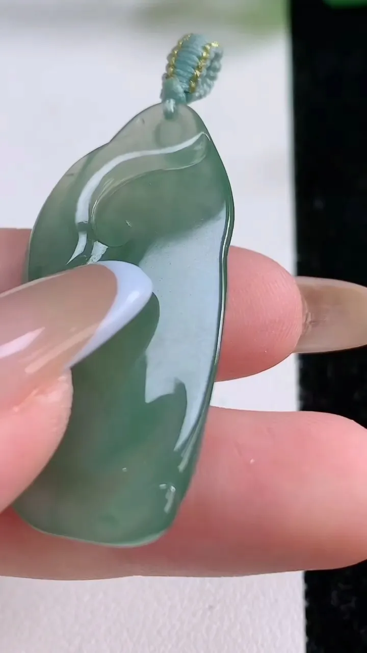 天然A货翡翠悟道吊坠，尺寸41.3-20.6-7.8，重量:11.00g
11月17日