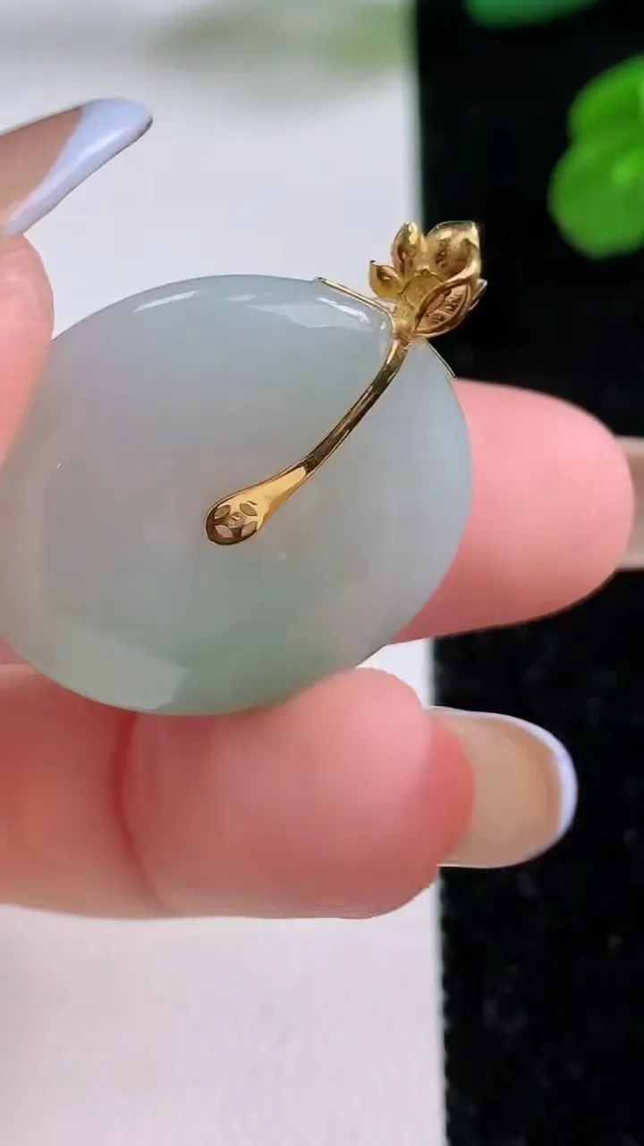 天然A货翡翠平安扣吊坠，尺寸25.7-4.9，重量:7.44g
11月17日