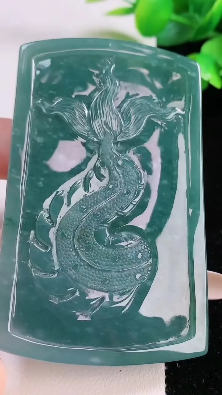 天然A货翡翠龙牌吊坠，尺寸77.4-48.1-14.7，重:104.82g
11月17日