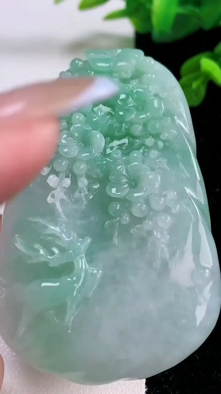天然A货翡翠山水牌吊坠，尺寸73.3-46.7-10，重量:63.58g
11月17日