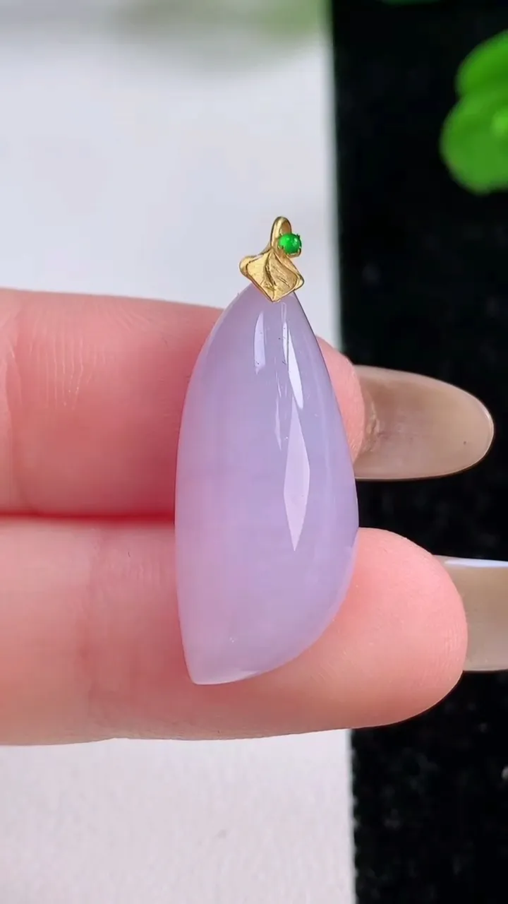 天然A货翡翠18K金紫罗兰随形吊坠，尺寸27.8-11.6-7.5，重量:3.86g
11月17日