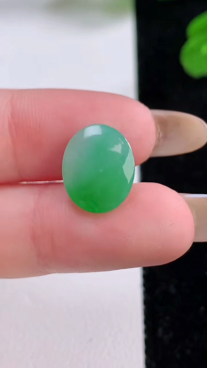 天然A货翡翠蛋面镶嵌件，尺寸13.3-11-5.2，重量:1.32g
11月17日