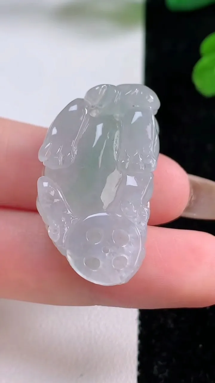 天然A货翡翠貔貅吊坠，尺寸32.4-18.6-11.2，重量:14.15g
11月17日