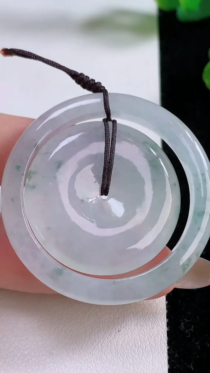 天然A货翡翠飘花母子平安扣吊坠，尺寸44.4-5.7，重量:24.08g
11月17日