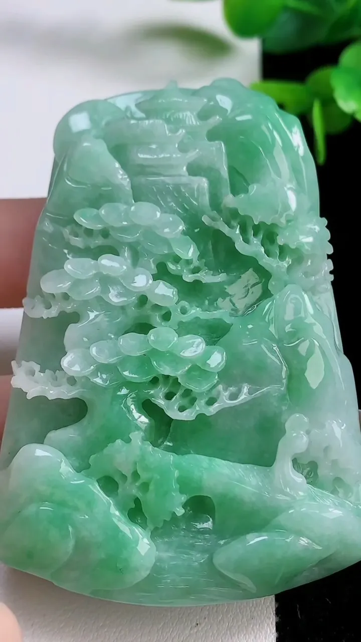 天然A货翡翠山水牌吊坠，尺寸72.6-50.6-14.3，重:118.62g
11月17日