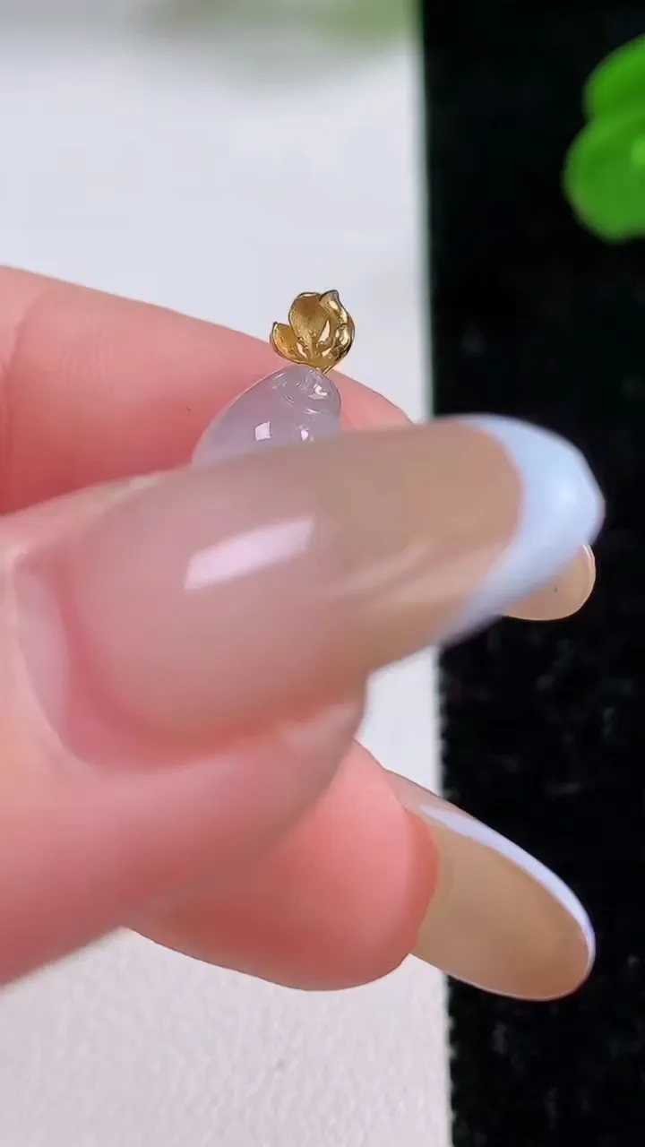 天然A货翡翠种白冰福豆吊坠，尺寸24.8-10.8-4.7，重量:2.87g
11月17日