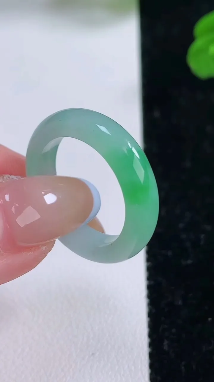 天然A货翡翠指环戒指，尺寸18.7-5-3.2，重量:3.83g2025年11月17日
工厂直销收藏佳品,种好水足，色泽均匀，有种有色，上手高大气！