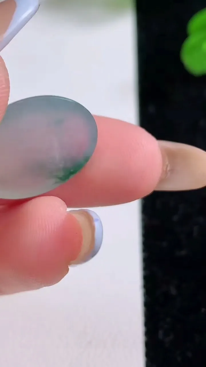 天然A货翡翠冰种飘花蛋面镶嵌件，尺寸19.3-14.8-5.4，重量:3.00g
11月17日