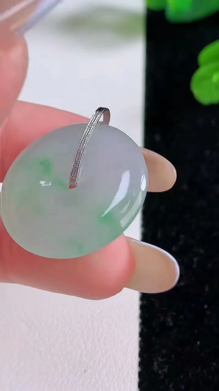 天然A货翡翠平安扣吊坠，尺寸24.8-4，重量:5.71g
11月17日