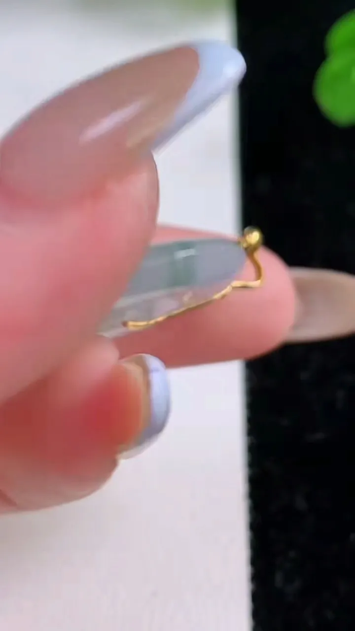 天然A货翡翠种飘花母子平安扣吊坠，尺寸25.7-4，重量:5.70g
11月17日