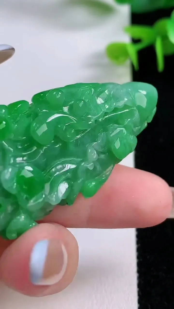 天然A货翡翠白菜吊坠，尺寸53-26-14，重:28.84g
11月17日