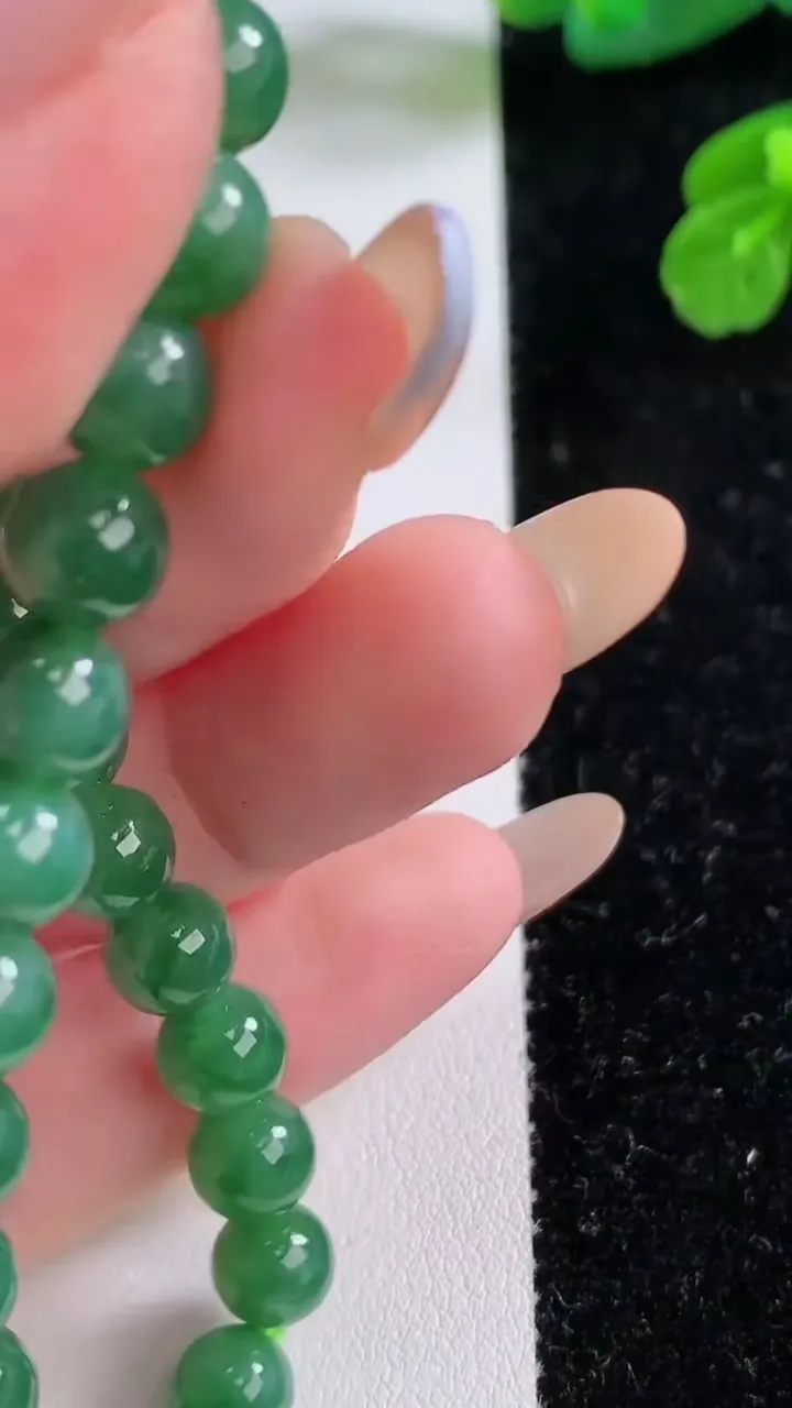 天然A货翡翠圆珠手串，尺寸6.8-27颗，重量:15.32g11月17日
工厂直销收藏佳品,种好水足，色泽均匀，有种有色，上手高大气！