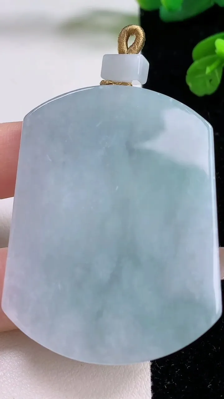 天然A货翡翠无事牌吊坠，尺寸54.8-41.2-6.2，重量:42.80g
11月17日