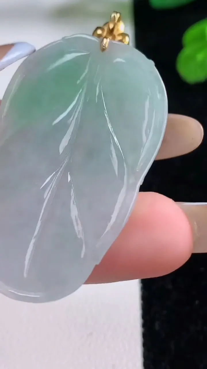 天然A货翡翠金枝玉叶 叶子吊坠，尺寸40.5-24.8-5.8，重量:11.25g
11月17日